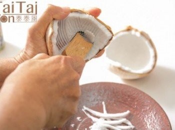 step1: 剖開椰子，以椰肉刨絲器刨出新鮮椰肉絲，用少許鹽（分量外）抓一下或蒸軟，備用。