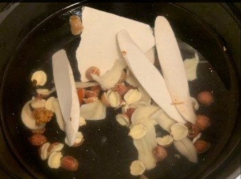 step2: 6碗清水加<span class="group_1">湯包材料</span>，中火煲滾。