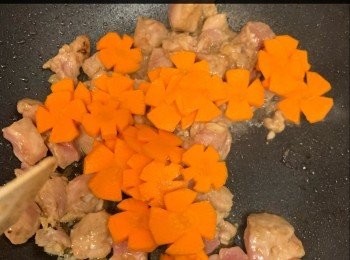 step2: 煎香蒜蓉，落肉及紅蘿蔔，
炒到6-7成熟，