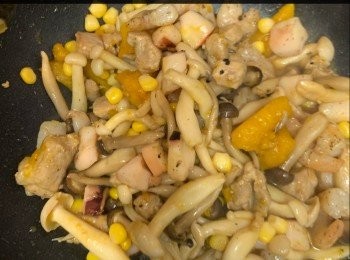 step4: 將肉粒取出連其他菇類炒熟
用雞粉/蠔油調味