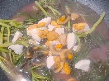 step5: 最後加入鹹蛋和皮蛋浸煮約2分鐘，即成。