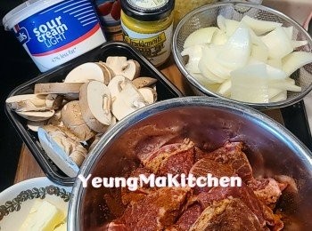 step1: 預備材料: 洋蔥切塊備用 ；磨菇切片；牛板腱解凍後切塊再用即磨黑胡椒和Smoked Paprika 醃約 15分鐘。