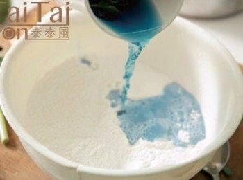 step2: 糯米粉均分成兩份，分次加入適量茉莉花水／蝶豆花水（水、粉比例請自斟酌，分次加入避免太濕），揉勻成兩色不黏手的糯米糰； 備水鍋，加入香蘭葉煮滾，將兩色糯米糰各撕一小塊，放入滾水鍋中，煮到糯米糰浮起來，此為粿粹。