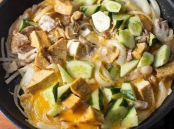 step3: 再來放入蛋液、小黃瓜炒熟。