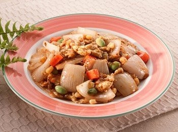 step2: 台塑蘑菇醬加微量開水加熱至滾；將備用<span class="group_1">食材</span>及適量玉米粒一起倒入鍋中快火炒拌即可享用。