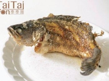 step1: 鮮魚抹上少許魚露和胡椒粉，稍微抓醃10分鐘，備用。
起油鍋燒熱，放入裹上地瓜粉的鮮魚，以中火炸到酥熟，撈起盛盤備用。