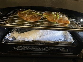 step3: 豬頸肉放一層，鹽焗馬友放下層