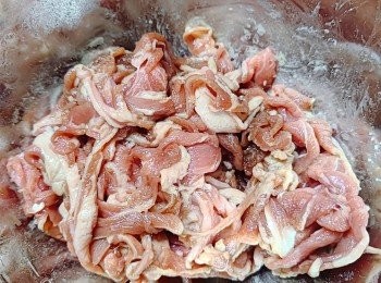 step2: 羊肉片先用<span class="group_2">醃料</span>略醃15分鐘。