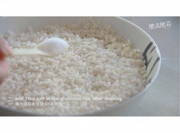 step7: 糯米浸好後就加入1茶匙鹽，拌勻