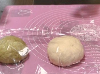 step5: 把牛奶麵團和抹茶麵團各自整成圓形，鋪上保鮮紙，靜置5分鐘 (醒麵)。