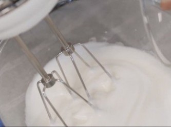 step5: 現在可以製作蛋白的部分在另外一個大碗中倒入蛋白然後分數次把砂糖加入打發成蛋白糊。