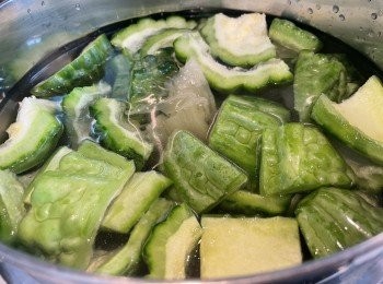 step7: 凍水落曬所有材料，水約三公升，明火水滾後轉細火煲兩個半鐘，我選真空煲，水滾後計滾半小時，放入真空煲燜約小時，取出再滾到自己喜歡的濃度，此湯不用落鹽）。