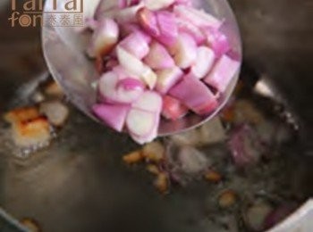 step2: 另起鍋，放入紅蔥頭、蒜仁、手指薑、綠胡椒及紅辣椒爆香，加入<span class="group_2">調味料</span>煮滾，撒上打拋葉拌一下，起鍋。