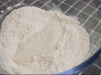 step1: 準備：將酵母加入溫牛奶中，靜置20分鐘。無鹽牛油預先放室溫大碗中將高筋麵粉，糖和鹽混合在一起
加入牛奶和酵母混合物。