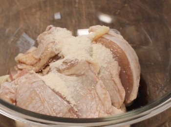 step1: 把雞腿肉切成自己喜歡的大小。
在大碗中加入所有調味料。
（磨碎生薑＋蒜末＋醬油＋日本清酒＋雞湯粉）
混合均勻然後放置在雪櫃中30至60分鐘。
30分鐘之後你可以倒掉多餘的水份。