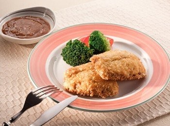 step1: 依序沾中筋麵粉、沾蛋汁、沾麵包粉炸熟後盛盤，即可沾台塑蘑菇醬享用。