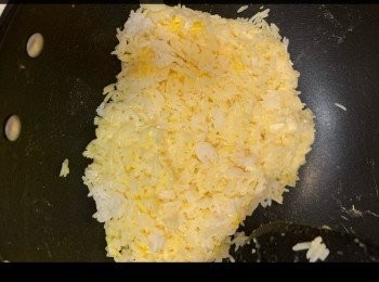 step5: 少許油加紫蒜、紅蘿蔔炒香