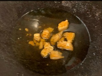 step3: 菠蘿汁/水，加片糖及一碗水煮溶