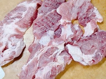 step2: 用刀背略為剁鬆和切細件，