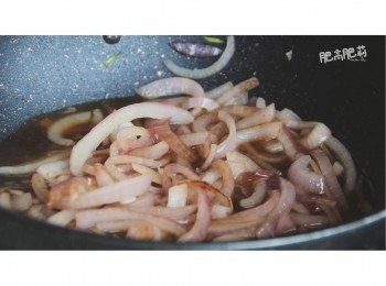 step11: 當洋蔥開始變軟就可加入醬汁。加2湯匙醬油，2湯匙米酒，4湯匙水，2茶匙糖