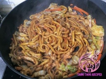 step9: 轉猛火快炒至收汁，加入蔥段拌勻即成。