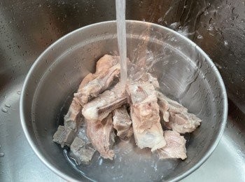 step4: 用水沖走污濁血水，順便將較肥部份清走