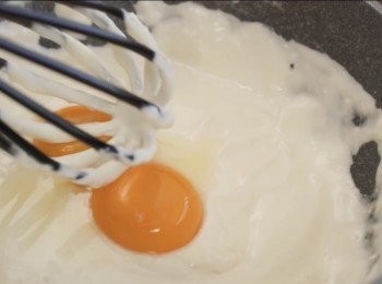 step2: 加入蛋黃+檸檬汁然後攪拌均勻。