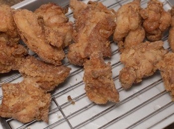 step4: 第二次油炸，這次使用中大火（約180°C）
炸2〜4 分鐘或直到變成漂亮的金黃色。

最後可以加入檸檬汁或自己喜歡的調味料。

完成！