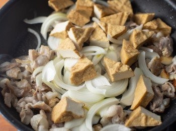 step2: 接著放入洋蔥與油豆腐拌炒。