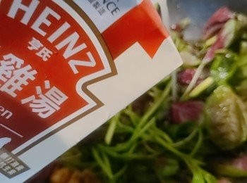 step4: 加入適量的雞湯和水煮滾後轉細火浸煮約3-5分鐘至莧菜熟透。
(因為雞湯已有鹹味，所以我無落到鹽調味，如果加入金銀蛋後覺得唔夠味，可以略加少少鹽作調味。)