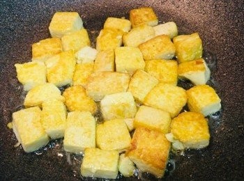 step1: 雞蛋豆腐小小心心切好，再放入平底鍋，慢慢地用筷子一個一個翻面
，一方面控制火候，也深怕不小心夾碎豆腐