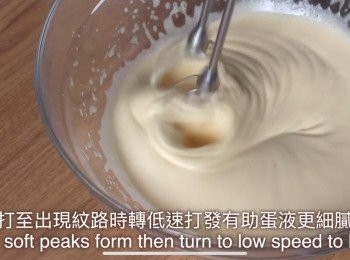 step2: 打發至出現紋路後加入過篩的低筋麵粉 以切拌手法混合至冇乾粉 
（130度預熱烤箱）