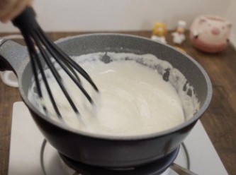 step1: 首先把忌廉芝士+無鹽牛油+牛奶放入鍋中用小火加熱至融化。融化後馬上可以關火。詳細可以參考影片：）