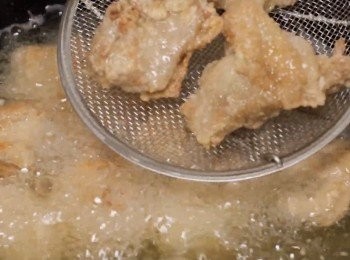 step3: 總共油炸兩次。
第一次油炸時，使用中火170°C〜180°C左右。炸大約2分鐘。

然後放置讓雞肉休息大約5分鐘。