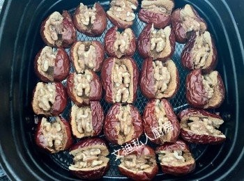 step2: 將核桃仁放入空氣炸鍋以150度焗3分鐘，攤凍備用。將紅棗中間垂直切開（勿切斷）取出核，把核桃仁放入紅棗內，放入空氣炸鍋以130度焗3分鐘即可 (放涼後可用密實盒儲存)