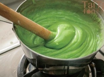 step3: 以中火加熱，不斷攪動直到呈透明濃稠狀，熄火。