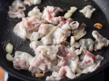 step1: 首先熱油鍋，將大蒜下鍋爆香後，將豬肉片下鍋炒香。