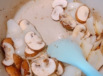 step6: 中途加入少許白酒，順便將殘留在鍋底的精華回到<span class="group_1">食材</span>中。