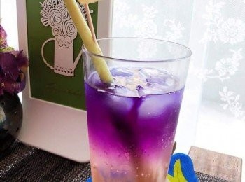 step1: 先將20朵蝶豆花用75度以上水溫沖焗至出色後隔走花朵待涼備用