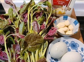 step1: 預備材料: 紅莧菜切去根部，洗浸乾淨備用。鹹蛋烚熟後去殼切粒，皮蛋去殼切粒備用。