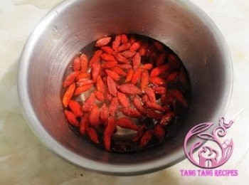 step5: 杞子清水浸10分鐘。