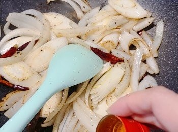 step5: 加入乾辣椒續炒，中途沿鑊邊下適量的紹酒再翻炒。