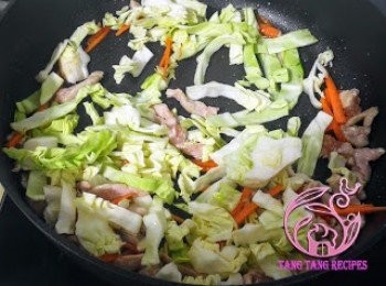 step6: 加入椰菜絲、冬菇絲、甘筍絲拌勻。