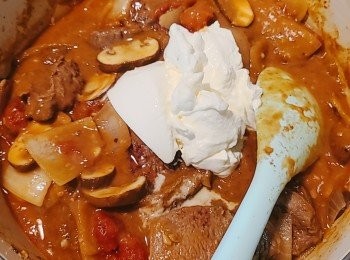 step8: 熄火，把酸奶油加入拌勻  (大火會破壞酸奶油的組織, 所以要注意用最小火/熄火才加入，均勻融合就是了)，最後撒上Parsley和留一大匙酸忌廉（HAHA🤣~for 影相靚d咋 😝)便可上枱。