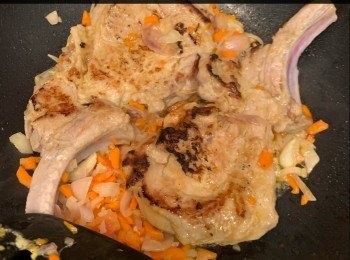 step7: 豬扒煎至8-9成熟，先放在飯上