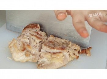 step9: 兩面都煎至金黃色就把雞肉拿出來切件備用