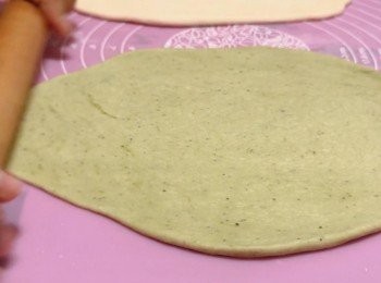 step6: 把兩個麵團各自捍成長方形麵皮。