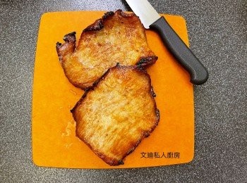 step4: 豬頸肉略攤凍，逆紋切豬頸肉