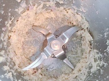 step3: 香茅除去最外面的皮，切粒。並混合紅蔥頭和蒜頭打成蓉/碎狀。如沒攪拌器可用刀剁成碎狀也可。