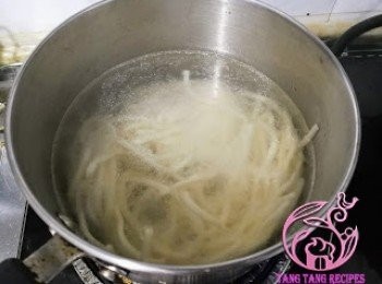step3: 煲滾水放入上海粗麵煮至5成熟。
